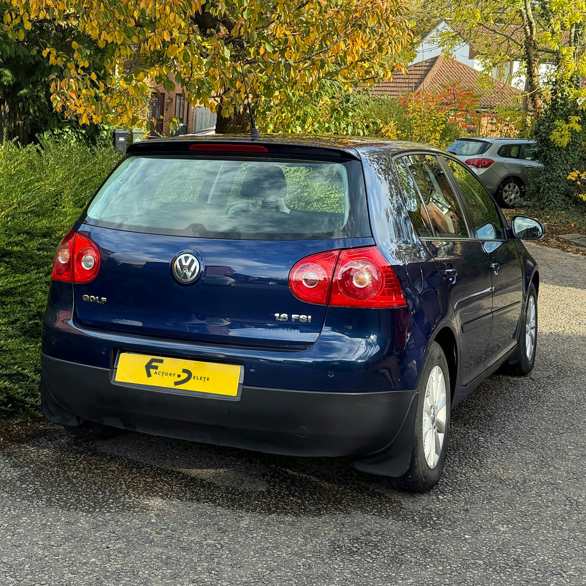VW Golf Mk5 rear three-quarter view showing smooth tailgate glass after rear wiper removal